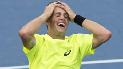 Funny! Vasek Pospisil Can't Stop Laughing!