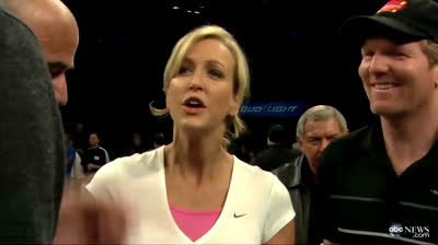 Andre Gassi y Jim Courier GASTAN BROMA a presentadora