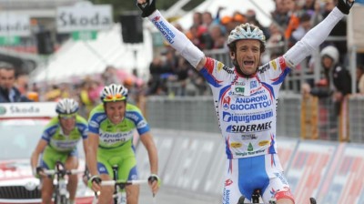 The ascent of Aprica - Giro d'Italia 2010 - Basso the Boss