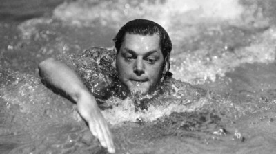 Johnny Weissmuller nuota
