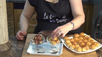 Profiteroles rellenos de crema pastelera con salsa de chocolate