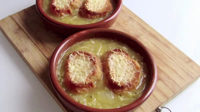 Sopa de cebolla francesa gratinada